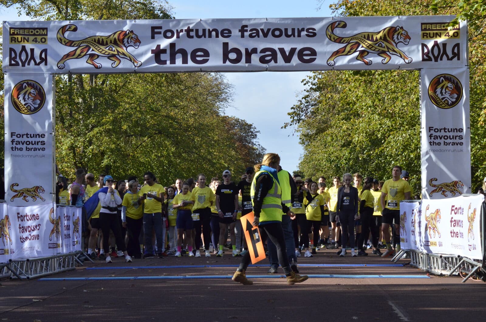 The start arch reading "Fortune favours the brave" with the field lined up behind it