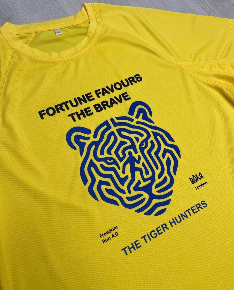 The yellow Freedom Run 4.0 T-shirt with the blue maze tiger print