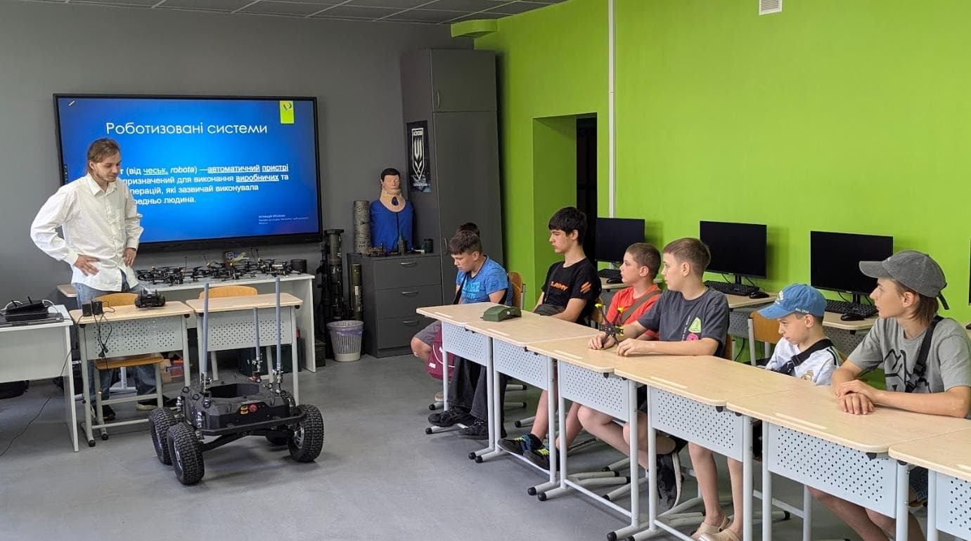 Children in a Tech Explorers robotics classroom